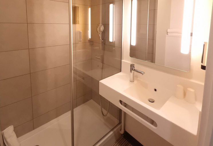 Bathroom 5, B&B HOTEL Nice Stade Riviera, Alpes-Maritimes
