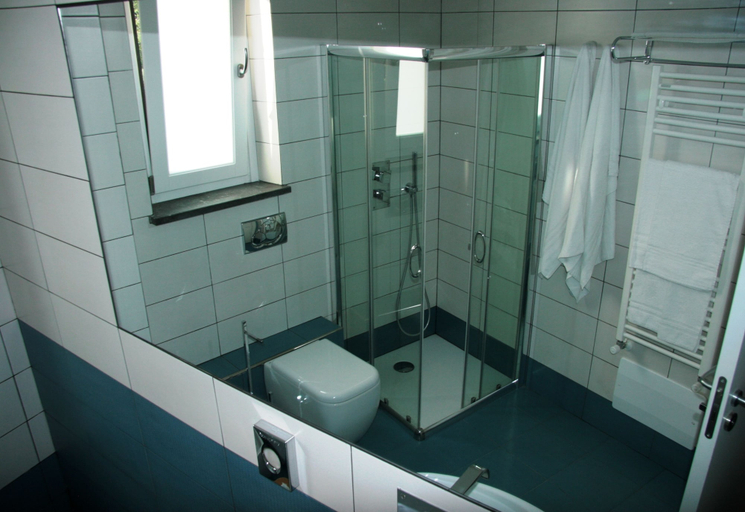 Bathroom 5, Mareneve Resort, Catania