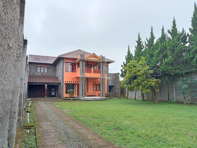 Exterior view 2, Villa Besar 700m2 untuk keluarga besar, Bandung