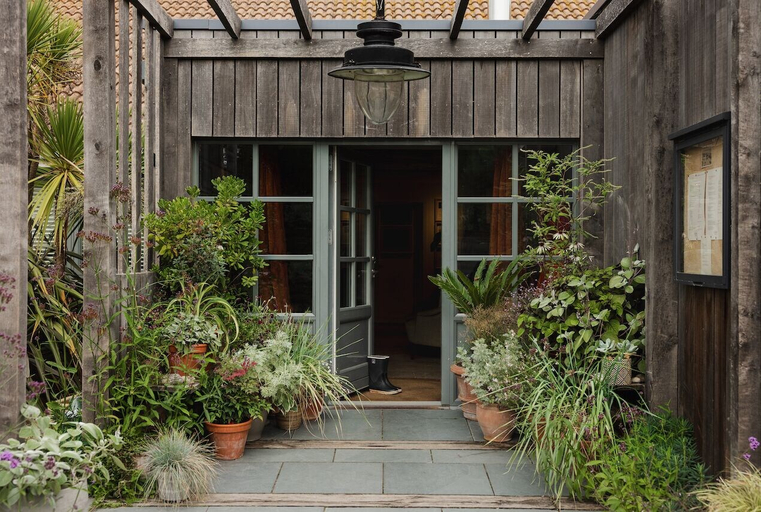 Exterior & Views