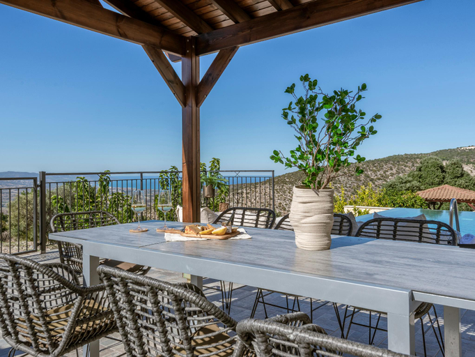 Others 5, Vacation villa with infinity pool, terraces, and stunning views All yours