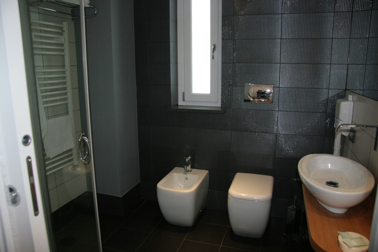 Bathroom 5, Mareneve Resort, Catania