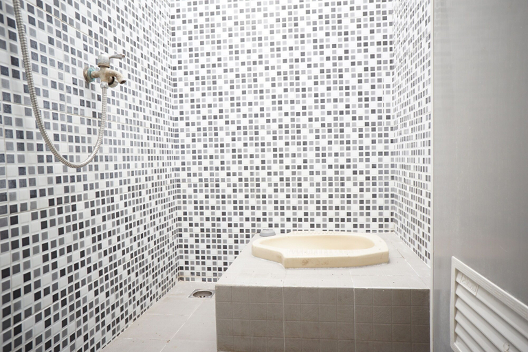 Bathroom, OYO Life 93045 Kost Putra Bu Ketut, Lumajang