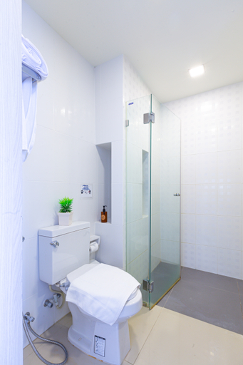 Bathroom, Karin Hotel And Serviced Apartment, Si Racha