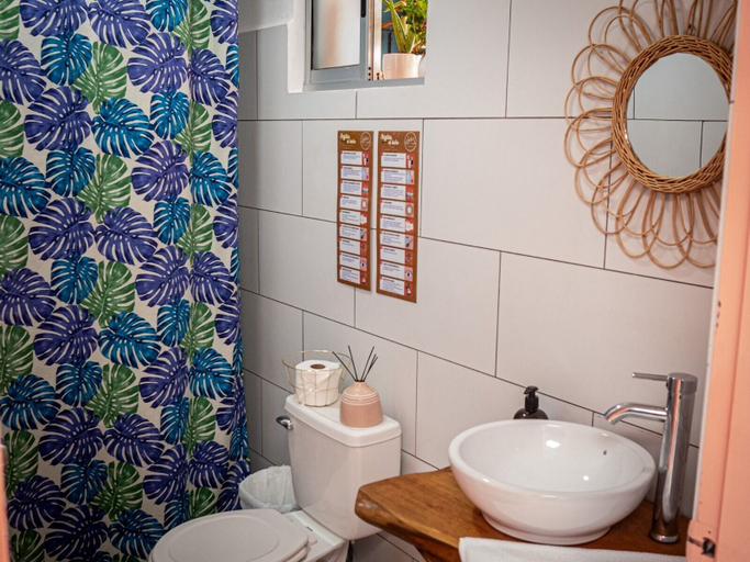 Bathroom 4, Lolas Hostal, San José