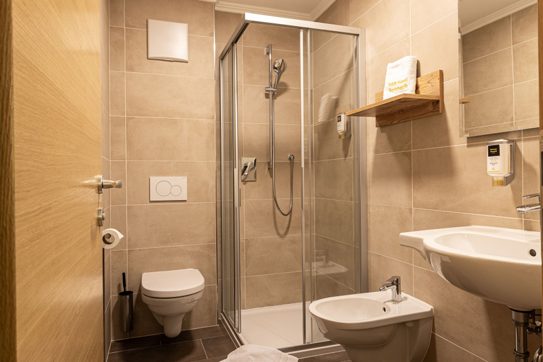 Bathroom 4, B&B Hotel Sonneck, Bolzano