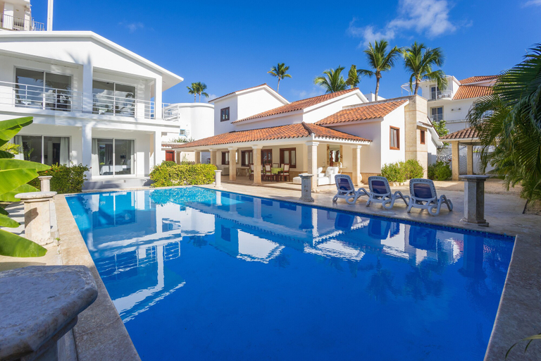 Sport & Beauty 4, Beachfront 8BR Villa with Pool & Maid, Salvaleon de Higuey