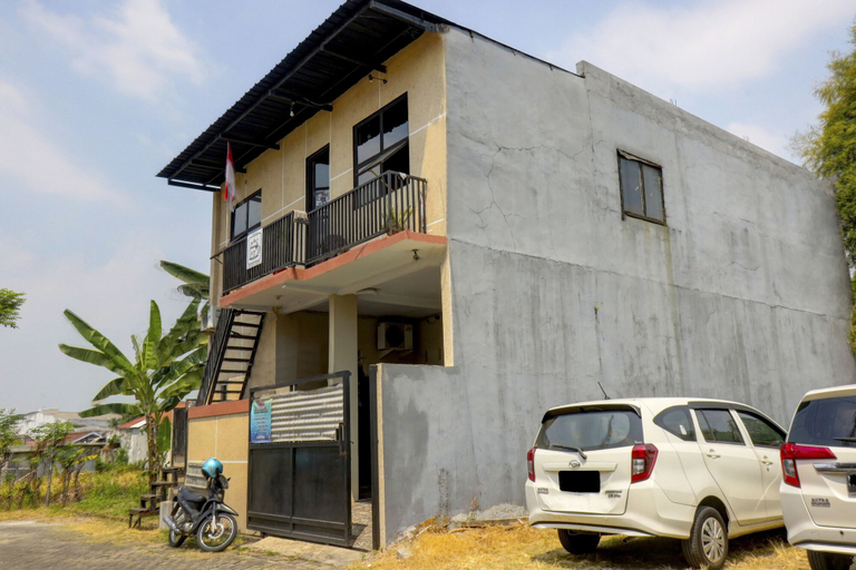 Exterior & Views 2, OYO Life 92922 Kost Bu Mala 1 Syariah, Pasuruan