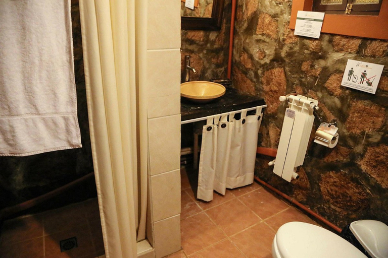Bathroom 3, Hotel Jardines de Mallku Cueva, Nor Lípez