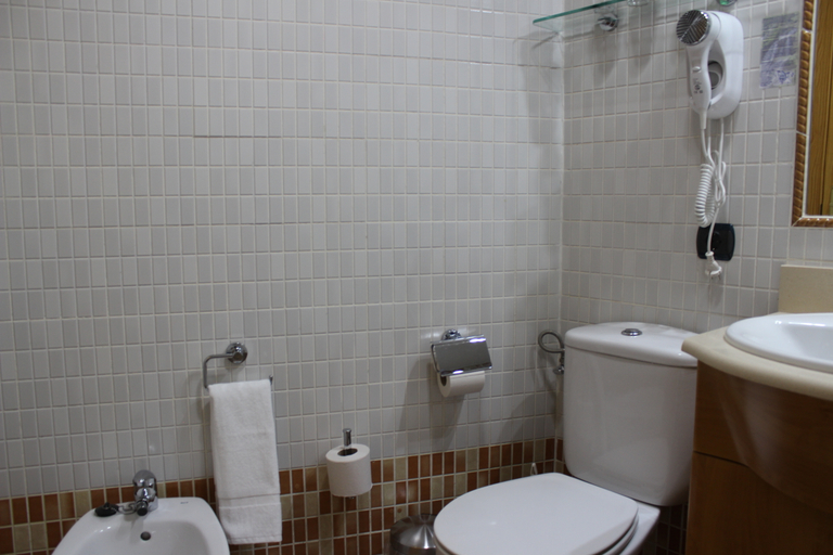 Bathroom 3, ELE Santa Barbara, Sevilla