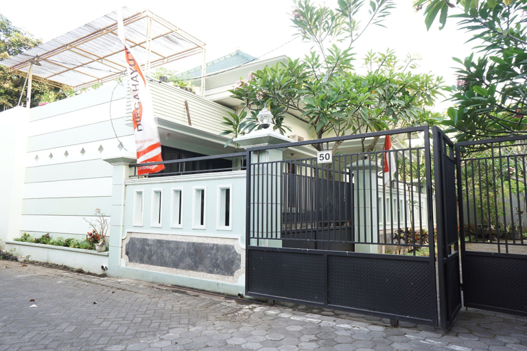 Exterior & Views 1, OYO Life 93045 Kost Putra Bu Ketut, Lumajang