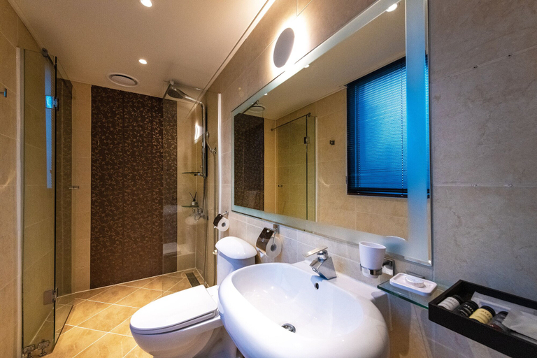 Bathroom 4, New Chonji Hotel, Jung