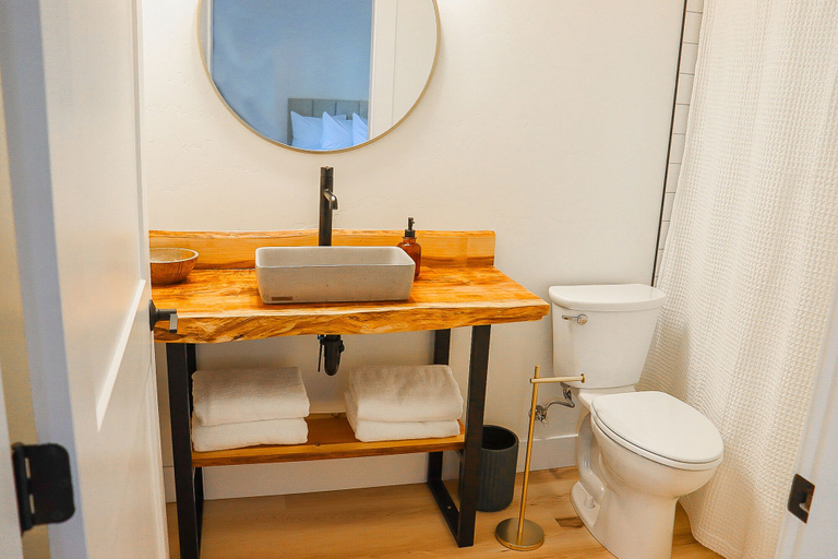 Bathroom 3, The Wildflower Inn, Curry