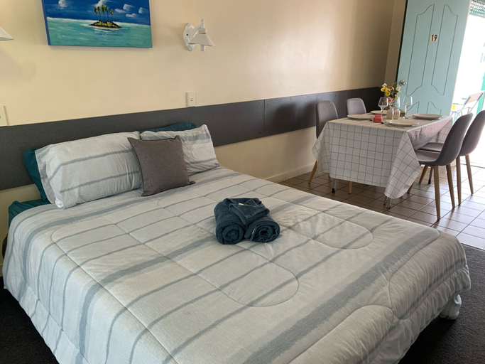 Bedroom 2, Central Point Motel, Mount Isa