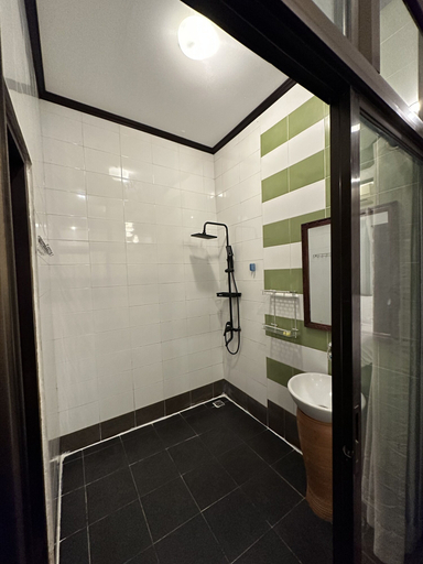 Bathroom 4, Aloun Guesthouse, Luang Prabang