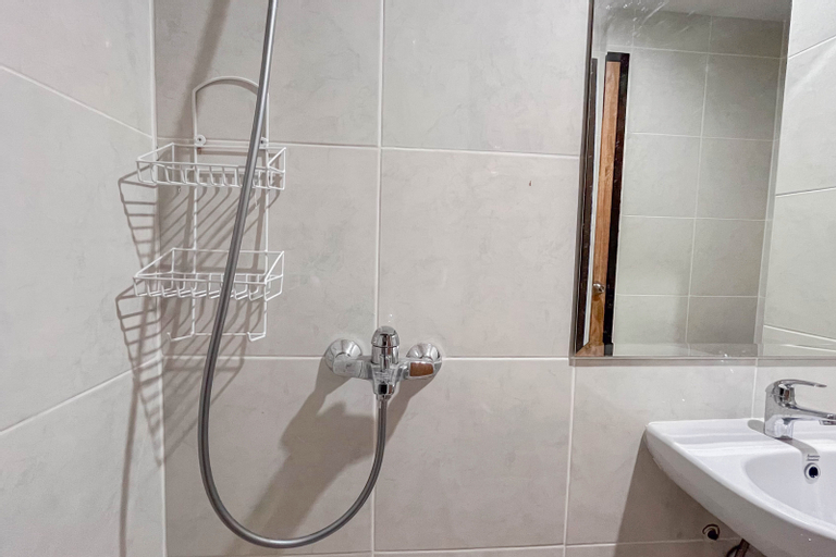 Bathroom 5, Cozy Studio Apartment Delft Ciputra Makassar By Travelio, Gowa