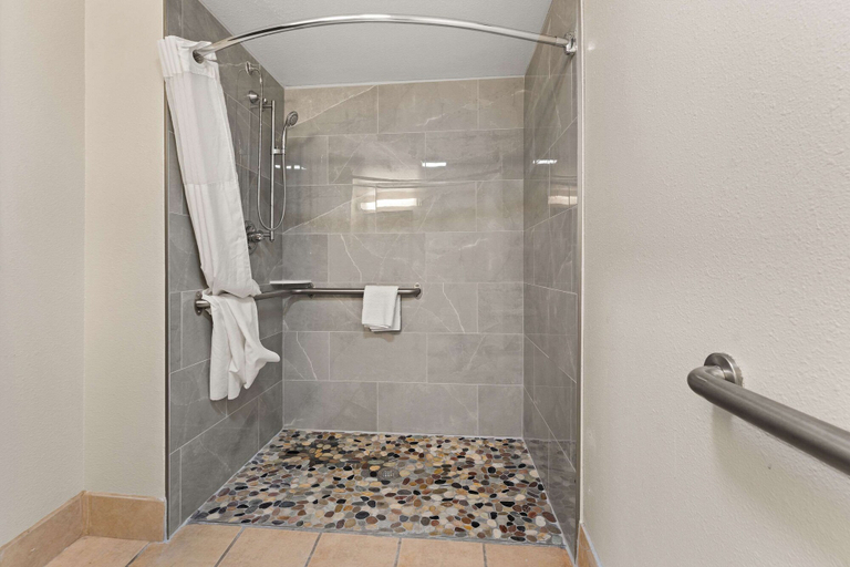 Bathroom 4, Quality Inn Sandersville, Washington