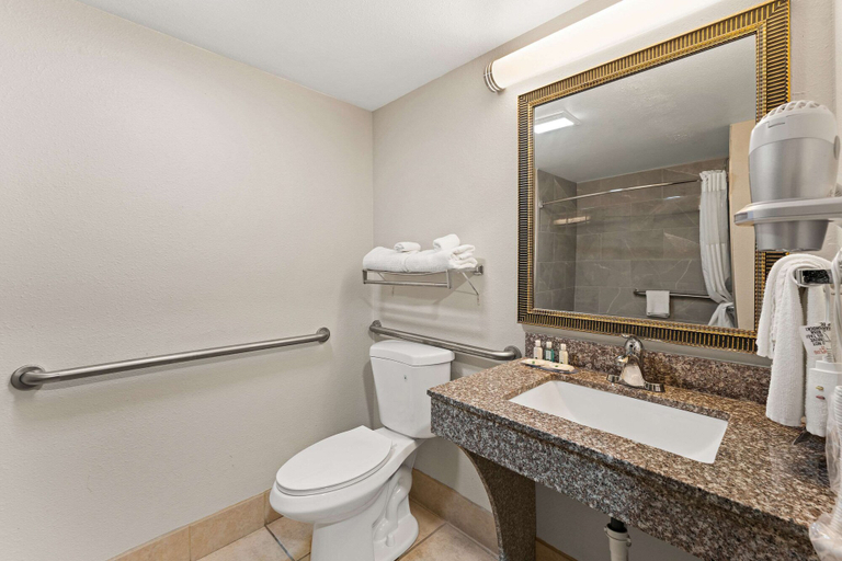 Bathroom 4, Quality Inn Sandersville, Washington