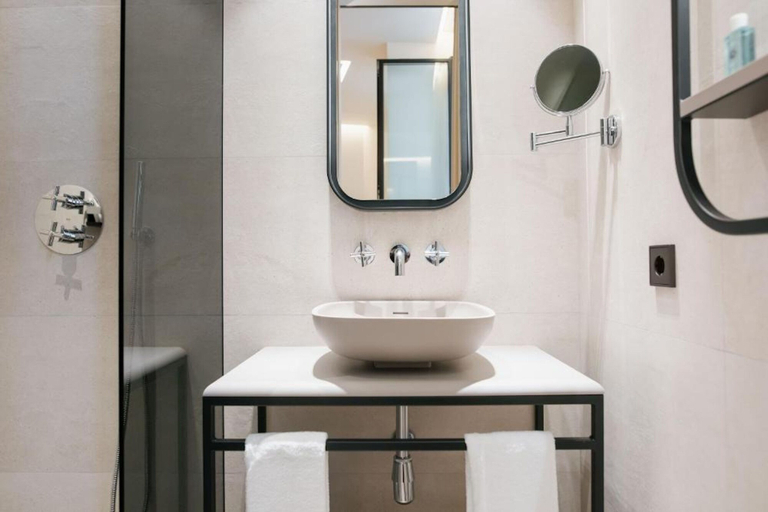Bathroom 5, MYR Puerta Serranos, Valencia