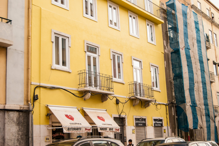 Exterior & Views
