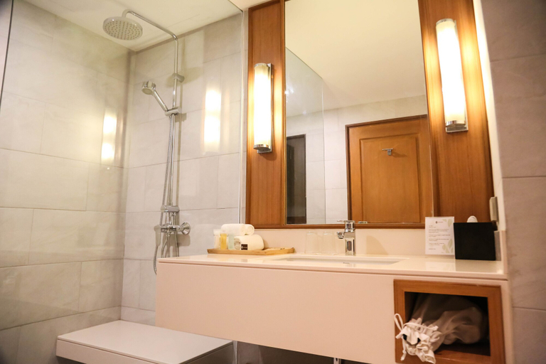 Bathroom 5, Woodlands Hotel & Resort, Pattaya