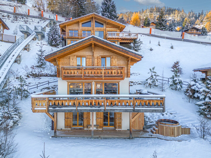 Exterior & Views