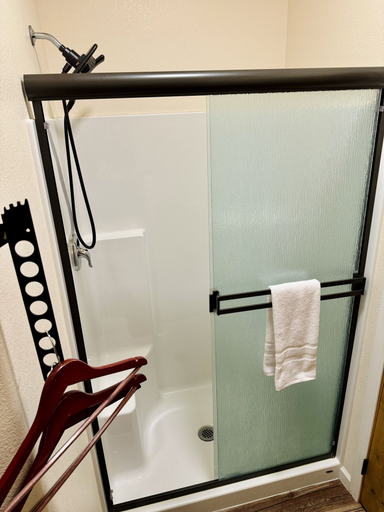 Bathroom 3, Grizzly Lodge Motel, Kootenai