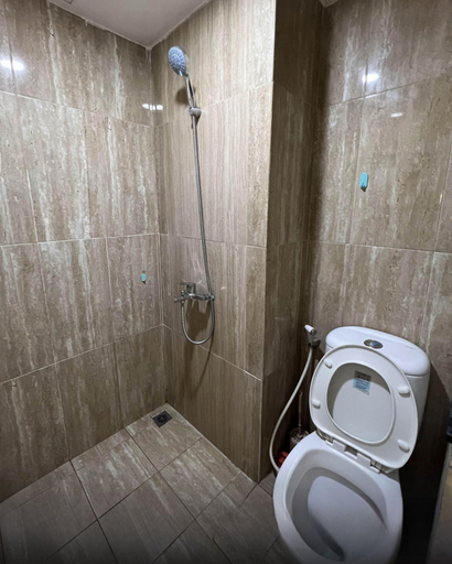 Bathroom 5, Grand Asia Afrika Apartment By Bondepart, Bandung