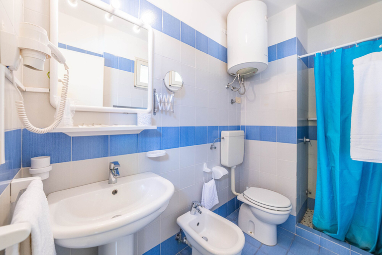 Bathroom 5, Mendolia Beach Hotel, Messina