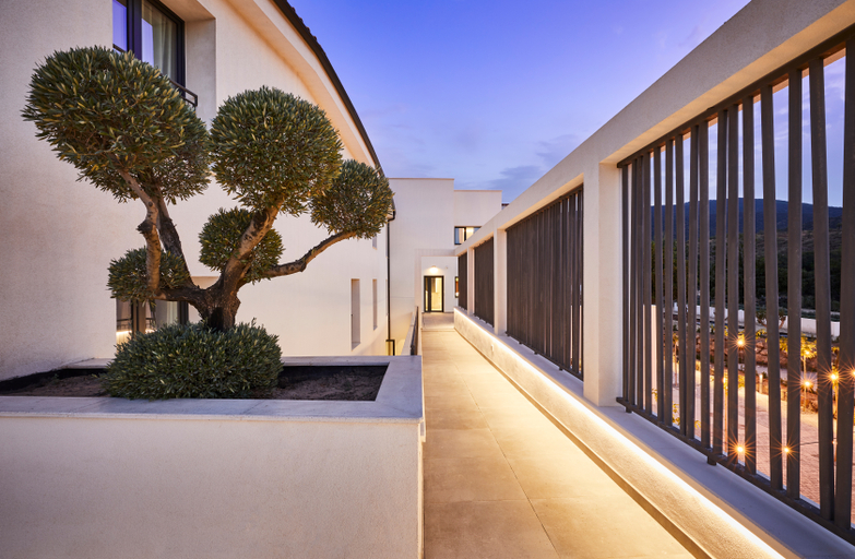 Exterior & Views