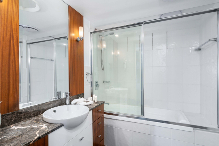 Bathroom 4, Chevron Renaissance - WOWSTAY, Gold Coast
