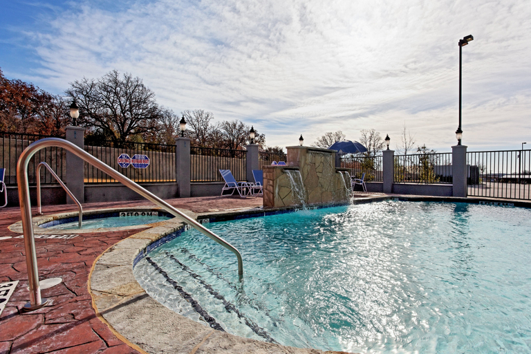 Sport & Beauty 2, Holiday Inn Express & Suites GRAHAM, Young