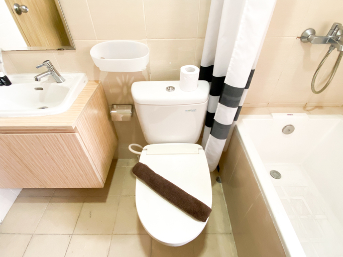 Bathroom 5, Best Deal and Comfortable 2BR Oasis Cikarang Apartment By Travelio, Cikarang