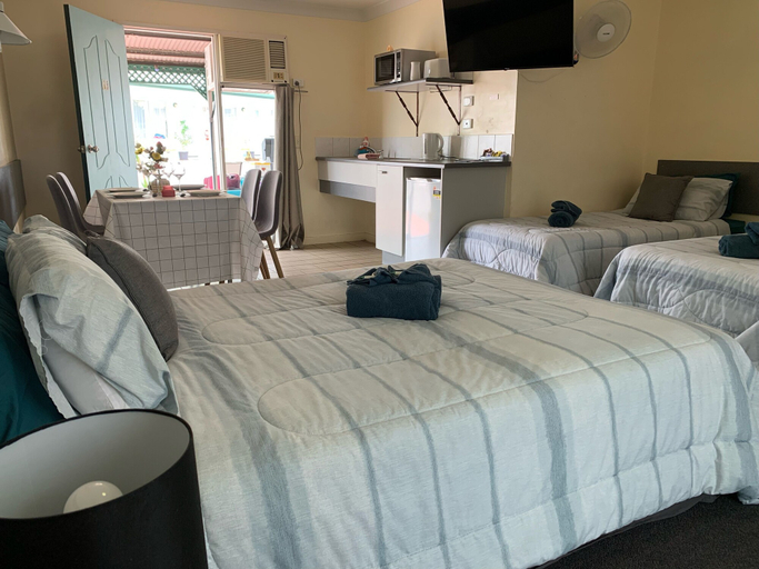 Bedroom 2, Central Point Motel, Mount Isa