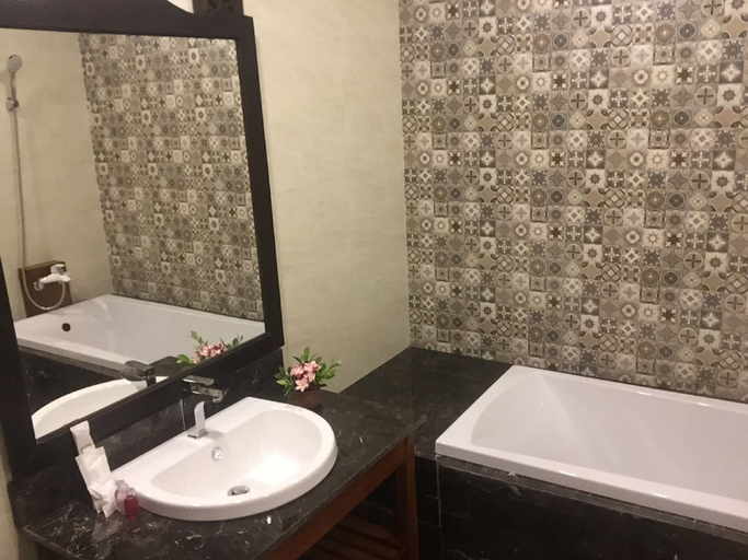Bathroom, Royal Peacock Boutique Hotel, Luang Prabang
