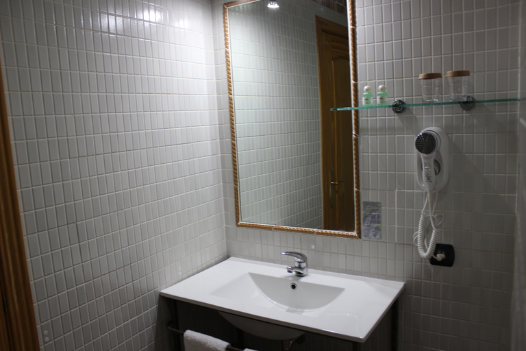 Bathroom 5, ELE Santa Barbara, Sevilla