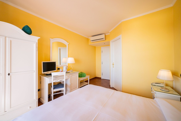 Bedroom 3, Mendolia Beach Hotel, Messina