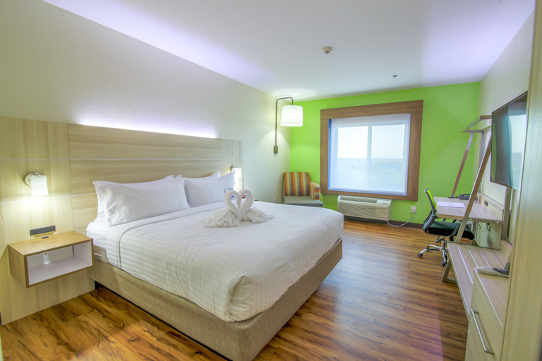Bedroom 2, Holiday Inn Express & Suites RAYMONDVILLE, Willacy
