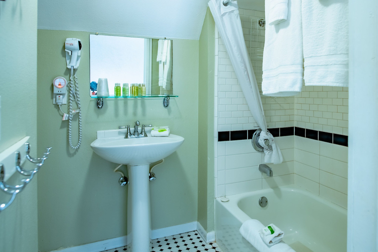 Bathroom 4, Gilbert Inn Seaside, Clatsop