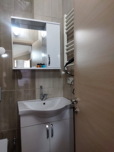Bathroom 5, The Queens Apart, Merkez