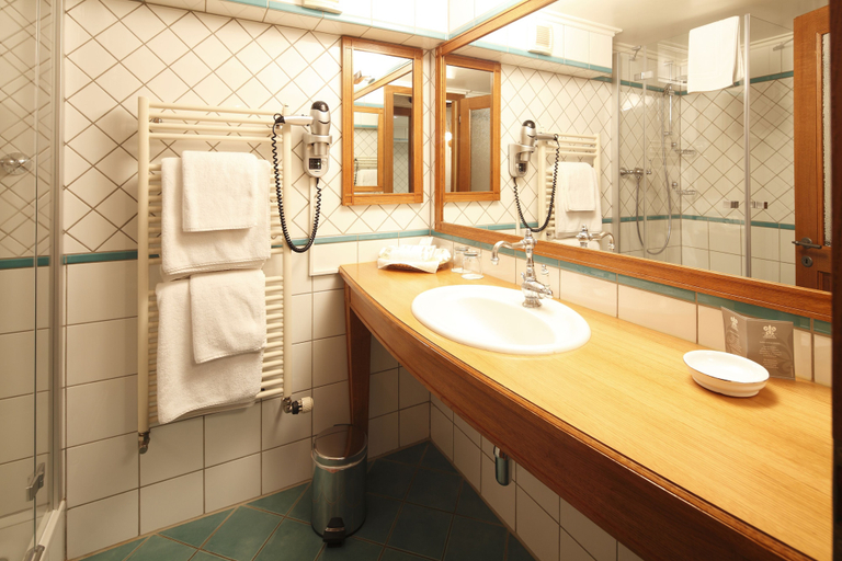 Bathroom 4, Domaine De Chateauvieux, Genève