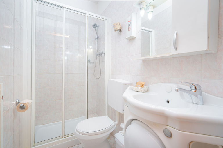 Bathroom 5, Hotel Donatello, Bologna