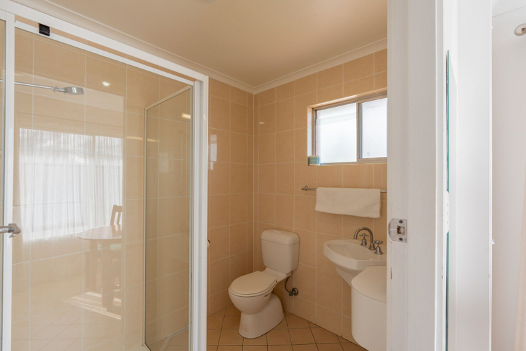 Bathroom 4, The Henry Parkes Motel Tenterfield, Tenterfield