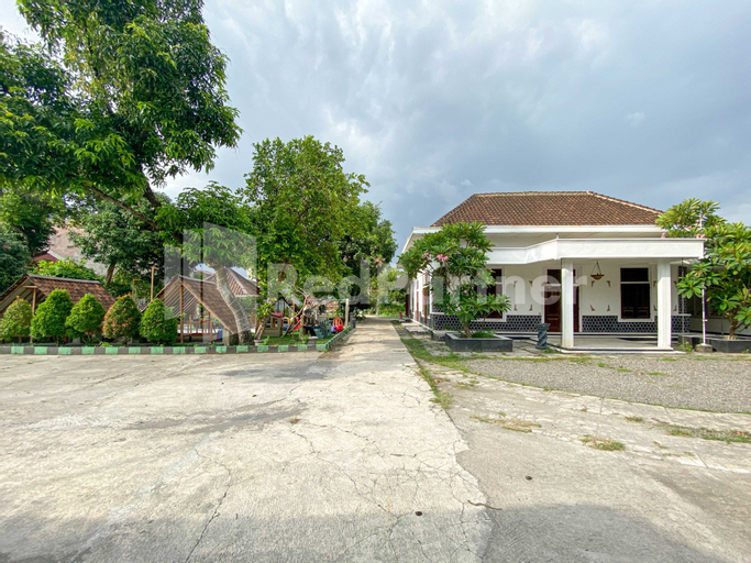 Exterior & Views 12