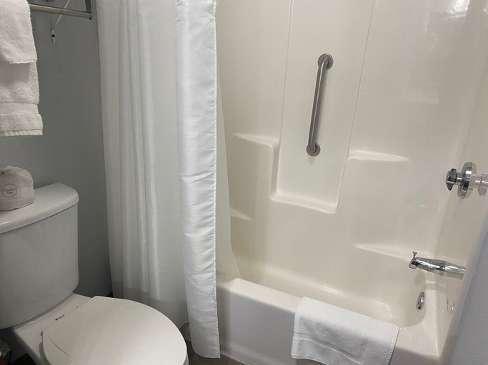 Bathroom 5, Baymont by Wyndham Danville IL, Vermilion