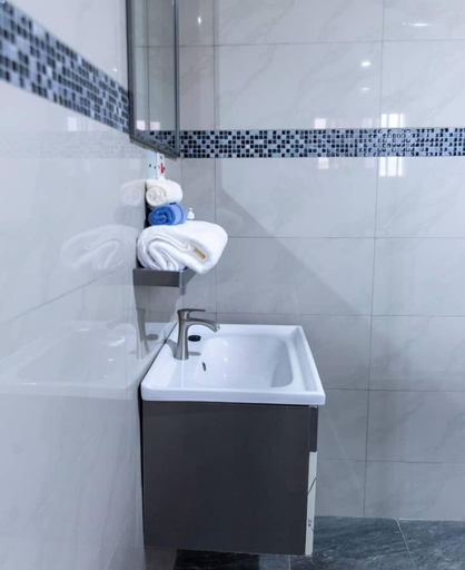 Bathroom 4, Ampric GuestHouse and Lounge, Ga East