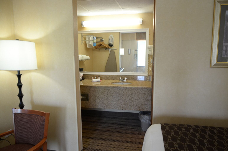 Bathroom 5, Rodeway Inn, Lynchburg
