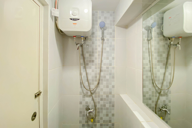 Bathroom 5, Cozy and Restful Studio Tokyo Riverside PIK 2 Apartment By Travelio, Tangerang