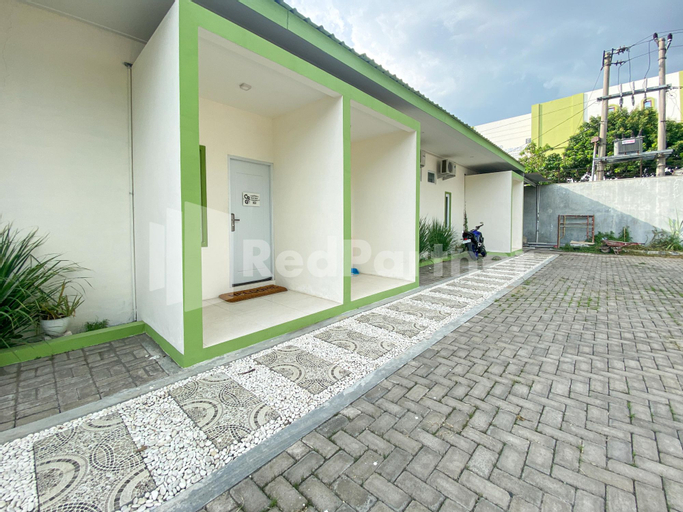 Exterior & Views 2, CBG INN RedPartner near Stasiun Solo Balapan, Solo