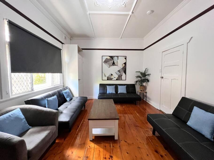 Others 5, huge house with salt pool and spa, Adelaide